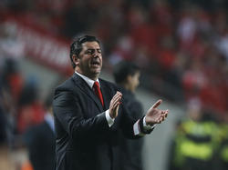 Benfica-trainer Rui Vitória staat coachend langs de lijn tijdens de Portugese topper Benfica - FC Porto (12-02-2016).