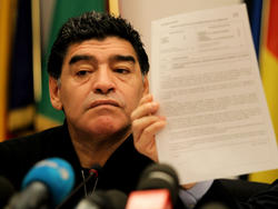 Diego Maradona spricht auf einer Pressekonferenz über seinen Steuerstreit mit dem Fiskus