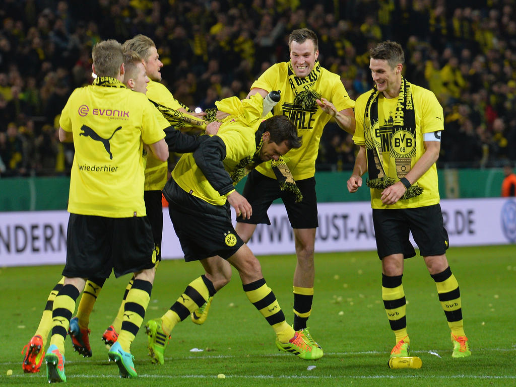 Die Spieler von Borussia Dortmund feiern ausgelassen den Einzug ins DFB-Pokal-Finale