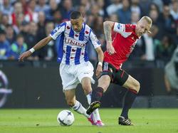 Hakim Ziyech (l.) draait weg bij Lex Immers (r.) tijdens Feyenoord - sc Heerenveen (15-8-2014)