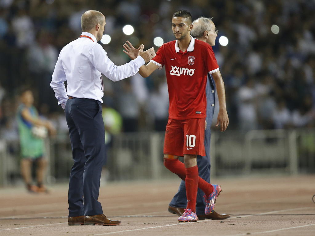 Hakim Ziyech geeft Alfred Schreuder een hand nadat hij is gewisseld tijdens de wedstrijd tegen Qarabag: 0-0. (21-8-2014). Hakim Ziyech geeft Alfred Schreuder een hand nadat hij is gewisseld tijdens de wedstrijd tegen Qarabag: 0-0. (21-8-2014).