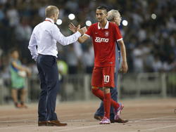 Hakim Ziyech geeft Alfred Schreuder een hand nadat hij is gewisseld tijdens de wedstrijd tegen Qarabag: 0-0. (21-8-2014).  