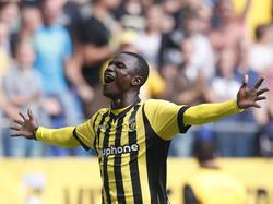 Vitesse spits Abiola Dauda toont zijn blijdschap na het maken van zijn derde doelpunt tijdens het duel tussen Vitesse en Excelsior. (14-09-2014) 