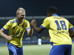 SC Cambuur-spelers Vytautas Andriuškevičius (l.) en Bartholomew Ogbeche (r.) doen een ingestudeerd dansje nadat de Nigeriaan de 2-0 op het scorebord heeft gezet tegen FC Dordrecht. (04-10-2014)