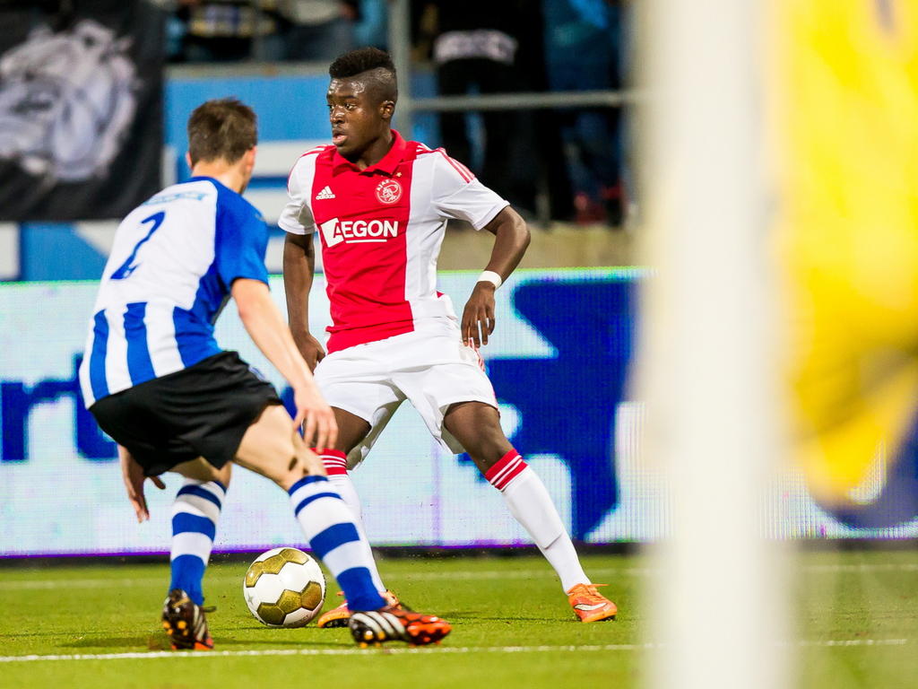 Leeroy Owusu (r.) gaat mee in de aanval tijdens FC Eindhoven - Jong Ajax en komt daar een collega-verdediger tegen in de vorm van Timothy Durwael. (31-10-2014)