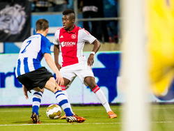 Leeroy Owusu (r.) gaat mee in de aanval tijdens FC Eindhoven - Jong Ajax en komt daar een collega-verdediger tegen in de vorm van Timothy Durwael. (31-10-2014)