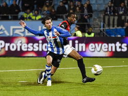 NEC'er Giovanni Gravenbeek probeert FC Eindhoven-aanvaller Joey Sleegers af te stoppen (16-01-2015).