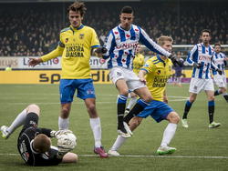 Younes Namli (r.) hoopte om de bal langs Leonard Nienhuis (l.) te spelen tijdens de Friese derby SC Cambuur - sc Heerenveen. Etiënne Reijnen hoeft niet in te grijpen. (15-02-2015)