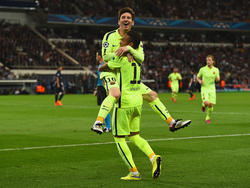 Neymar (r.) viert zijn treffer met Lionel Messi (l.) tijdens het Champions League-duel Paris Saint-Germain - FC Barcelona. (15-04-2015)