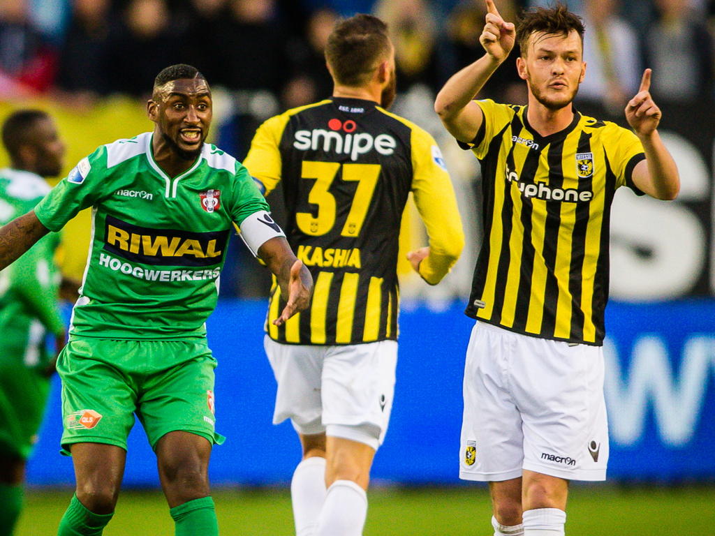 Jeffry Fortes (l.) wil een vrije trap, maar Josh Mceachran (r.) geeft aan dat die geen hands maakte. (18-04-2015) Jeffry Fortes (l.) wil een vrije trap, maar Josh Mceachran (r.) geeft aan dat die geen hands maakte. (18-04-2015)
