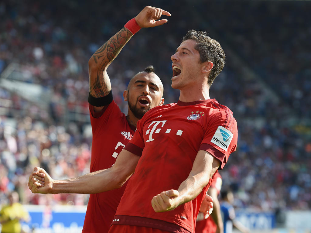 Robert Lewandowski (r.) sichert Bayern München den Sieg