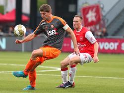 Kees Kwakman (l.) werkt de bal weg, voordat Ricardo Ippel druk kan zetten tijdens het duel tussen MVV en FC Volendam. (02-05-2016)