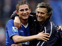 Frank Lampard en José Mourinho vieren het kampioenschap van Chelsea. (30-04-2005)