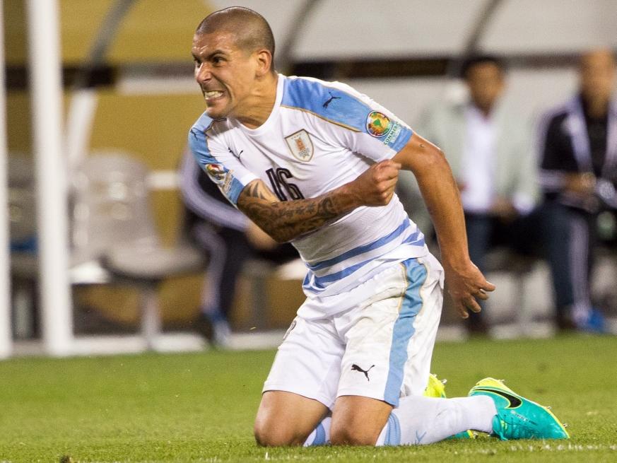 Maxi Pereira mist een grote kans tijdens de wedstrijd Uruguay - Venezuela in de Copa América. (10-06-2016)