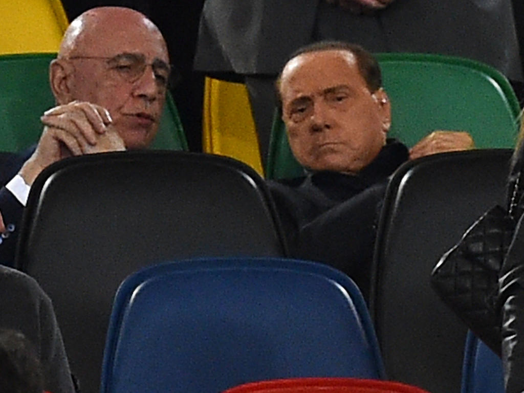 Adriano Galliani y Silvio Berlusconi (dcha.) durante un duelo ante la Juventus. (Foto: Getty)