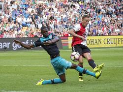 Nicolas Isimat-Mirin (l.) probeert een schot van Jens Toornstra (r.) te blokken tijdens de strijd om de Johan Cruijff Schaal tussen Feyenoord en PSV (31-07-2016).