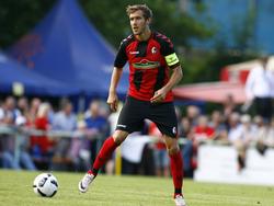 Julian Schuster bleibt Kapitän des SC Freiburg