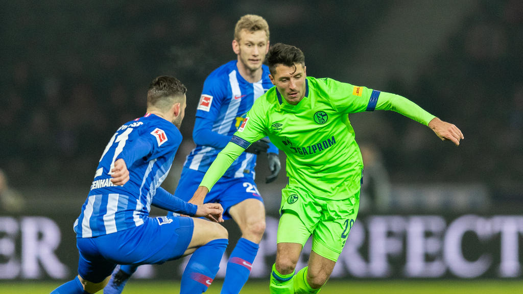 Schalke-Profi Alessandro Schöpf (r.) verletzte sich am Freitag in Berlin