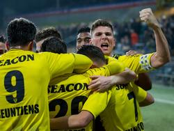 Danny Post (r.) zoekt contact met het publiek in Limburg nadat VVV-Venlo op een 1-0 voorsprong is gekomen tegen FC Eindhoven. (16-12-2016)