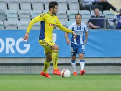 Met de bal aan de voet zoekt Lum Rexhepi naar oplossingen tijdens de Europa League-kwalificatiewedstrijd IFK Göteborg - HJK Helsinki. (28-07-2016)