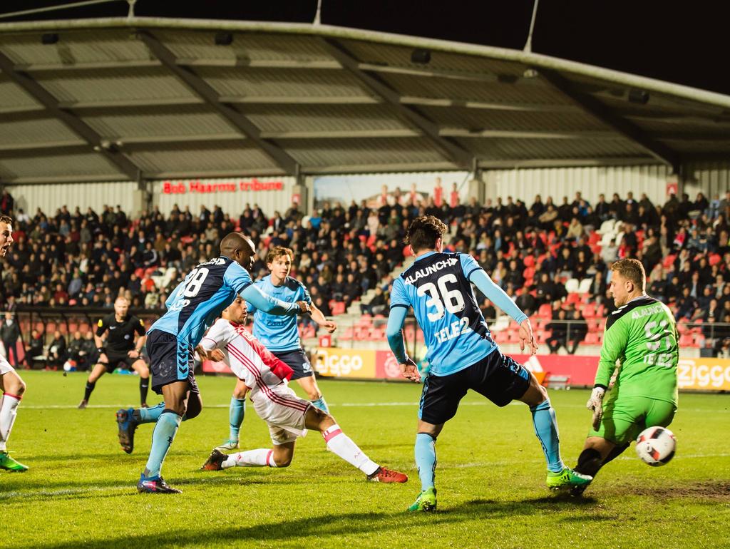 In een wirwar van spelers schiet Ajacied Ezra Walian zijn tweede van de avond binnen tegen Jong FC Utrecht. (03-04-2017)
