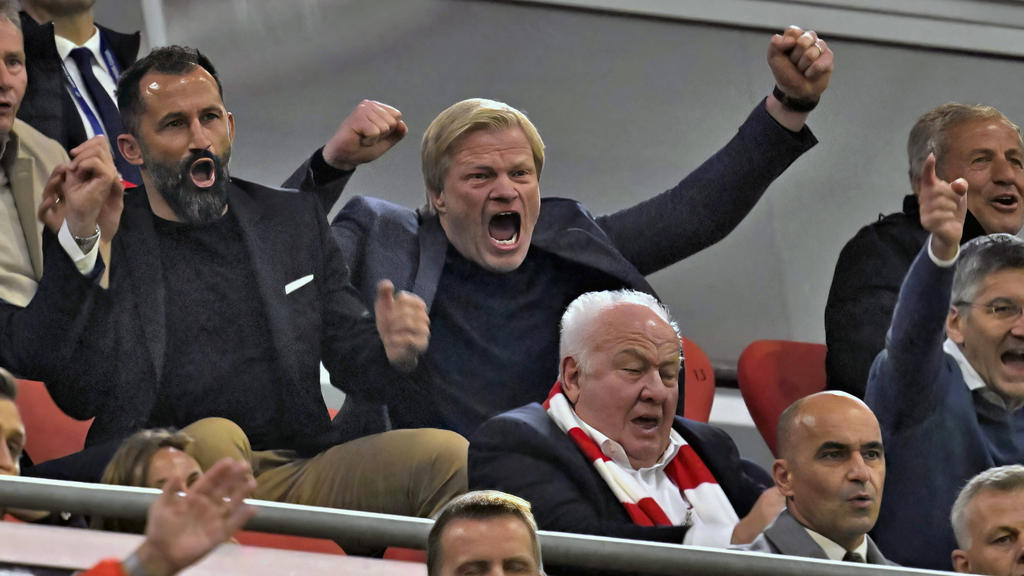 Oliver Kahn (M.) will weitere Siege seines FC Bayern bejubeln