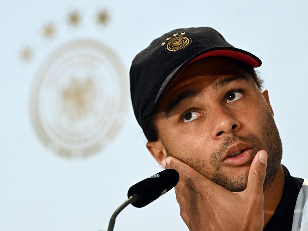 Serge Gnabry vom FC Bayern spricht während der Pressekonferenz Serge Gnabry vom FC Bayern spricht während der Pressekonferenz