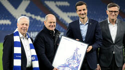 Bundeskanzler Olaf Scholz (2.v.l.) zeigte sich beeindruckt vom FC Schalke 04