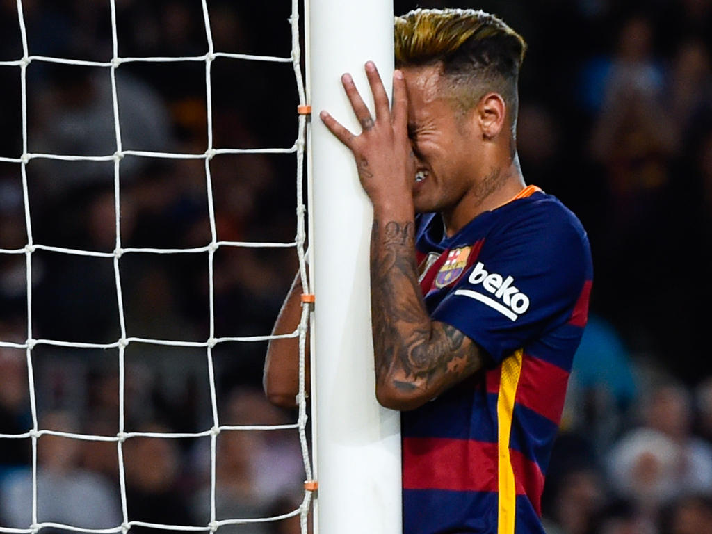 Neymar se lamenta tras un error en el partido entre el FC Barcelona y el Valencia CF. (Foto: Getty)