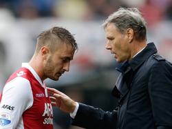 Tijdens het duel tussen AZ en Ajax krijgt Muamer Tanković (l.) aan de zijlijn aanwijzingen van Marco van Basten (r.). (17-08-2014)