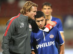 Jong PSV heeft met 2-1 verloren bij MVV Maastricht. Assistent-trainer Twan Scheepers (L) troost Zakaria Bakkali. (15-08-2014)
