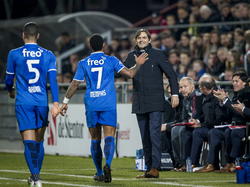 Alsof Nederland weer tegen Spanje speelt in Brazilië. Toentertijd gaven Robin van Persie en Louis van Gaal elkaar de five, nu doen Memphis (m.) en Phillip Cocu  (r.) het. (07-03-2015)