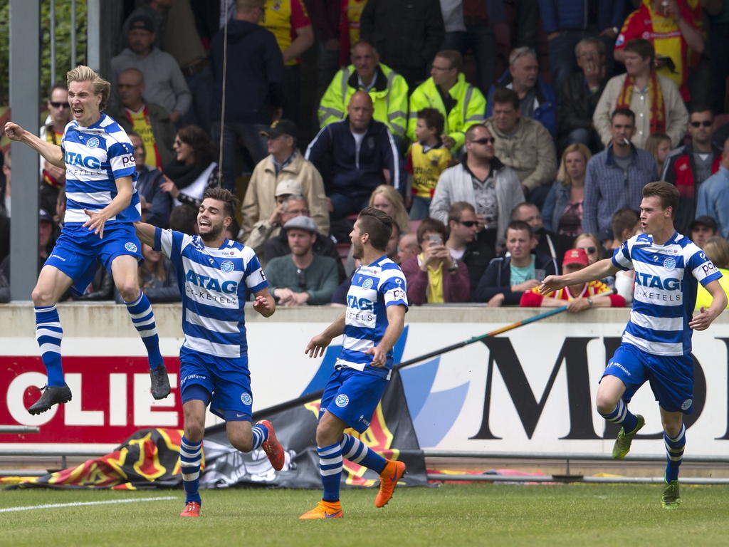 De Graafschap viert de treffer van Vincent Vermeij (l.) tijdens het play-offduel Go Ahead Eagles - De Graafschap. (25-05-2015)