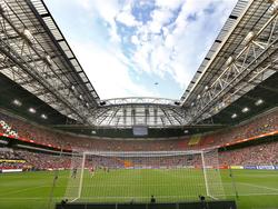 De Amsterdam ArenA ligt er mooi bij tijdens de seizoensopening in 2014. Ajax en PEC Zwolle spelen om de Johan Cruijff Schaal. (03-08-2015)