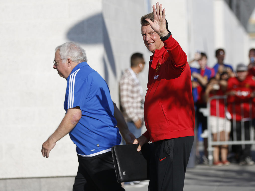 Manchester United-trainer Louis van Gaal begroet de supporters tijdens de International Champions Cup in San Jose. (21-07-2015)