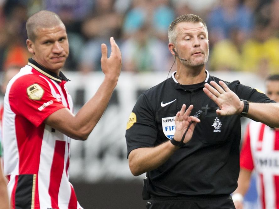 Jeffrey Bruma (l.) is het niet eens met een beslissing van scheidsrechter Richard Liesveld (r.) tijdens ADO Den Haag - PSV. (11-08-2015)