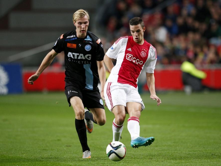 Vincent Vermeij (l.) moet in de achtervolging bij Nick Viergever (r.) tijdens het bekerduel Ajax - De Graafschap. (23-09-2015)