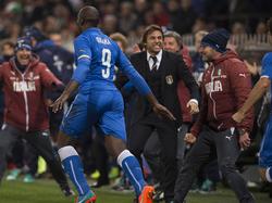 Antonio Conte (M.) feierte den Sieg gegen Belgien ausgelassen