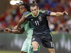 Renato Sanches (l.) gaat het duel aan met de vedette van Wales: Gareth Bale (r.). (06-07-2016). 