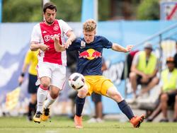 Amin Younes (l.) gaat het duel aan met Maximilian Mayer (r.) tijdens de oefenwedstrijd FC Liefering - Ajax. (09-07-2016)