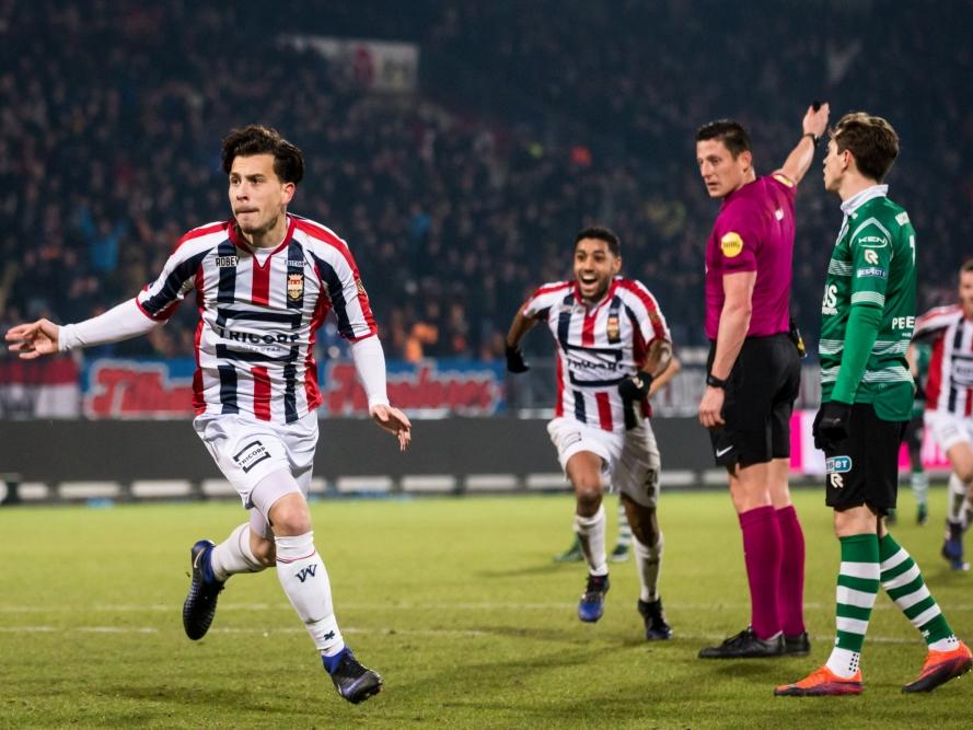 Thom Haye (l.) is belangrijk voor Willem II. Hij zet zijn ploeg in de slotseconde op een 3-2 voorsprong. (27-01-2017)