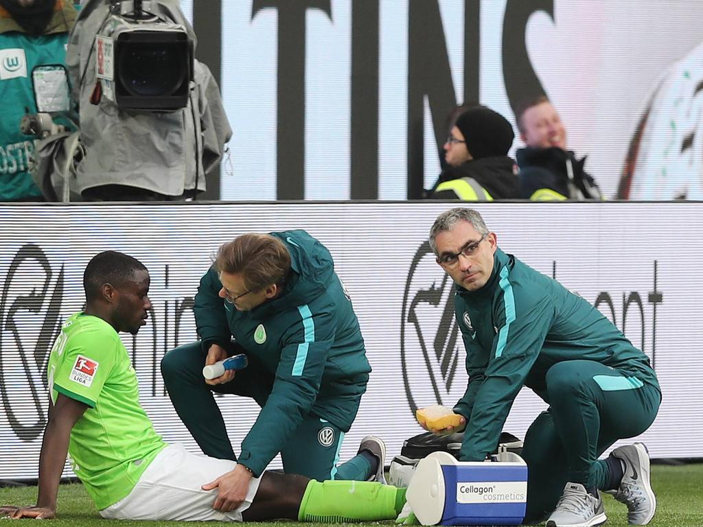 Wolfsburgs Paul-Georges Ntep musste verletzt vom Feld