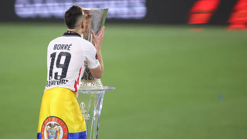 Rafael Borré küsst die Europa-League-Trophäe