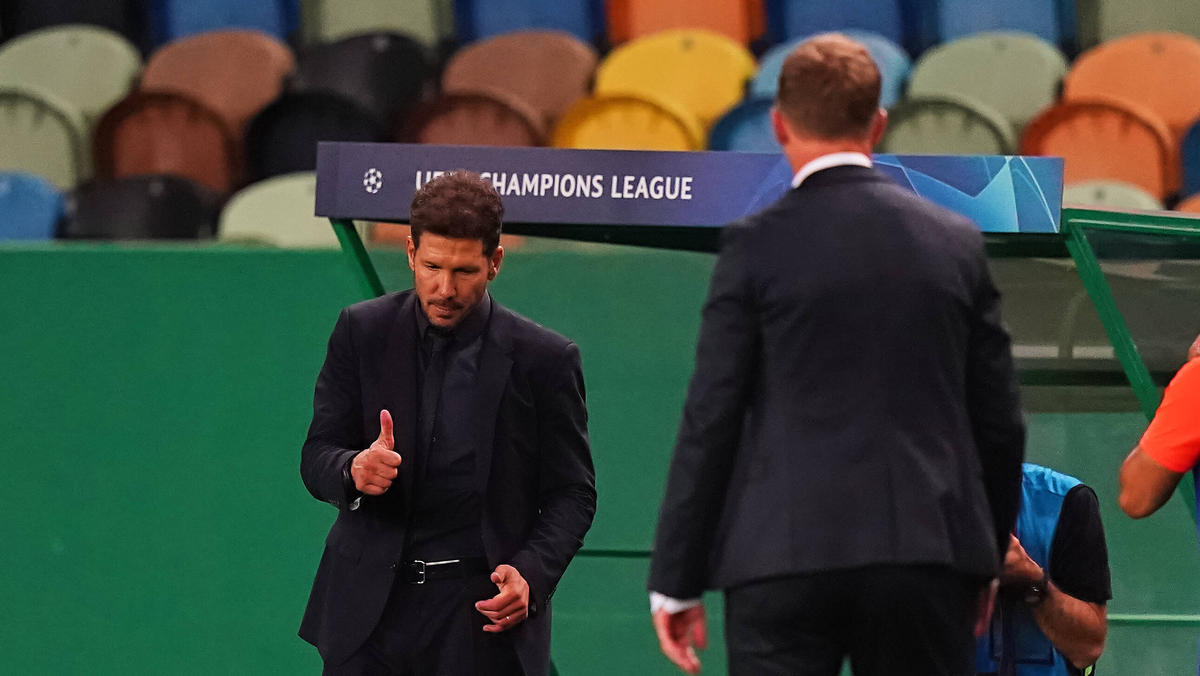 Diego Simeone (l.) hält sich am Spielfeldrand selten zurück Diego Simeone (l.) hält sich am Spielfeldrand selten zurück