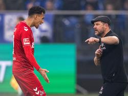 Zum zweiten Mal musste FC-Coach Steffen Baumgart (r) Neuzugang Davie Selke vorzeitig auswecheln