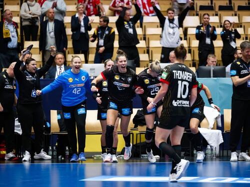 Bundestrainer Markus Gaugisch (r.) und seine Spielerinnen jubeln über ihren Sieg gegen Polen