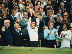 Franz Beckenbauer teaibt das Spielgerät beim Freundschaftsspiel gegen die Niederlande in der für ihn typischen Art durchs Mittelfeld. (17.05.1975)