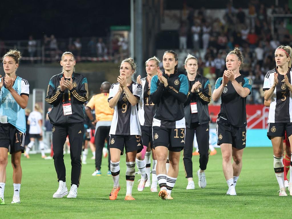 Die Spielerinnen aus Deutschland gehen nach dem Abpfiff über den Platz Die Spielerinnen aus Deutschland gehen nach dem Abpfiff über den Platz
