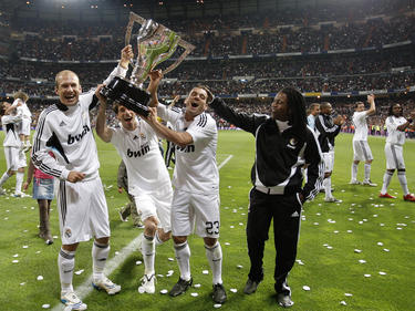 Arjen Robben, Ruud van Nistelrooy, Wesley Sneijder en Royston Drenthe (vlnr) vieren met Real Madrid dat het kampioenschap binnen is. (18.5.2008)