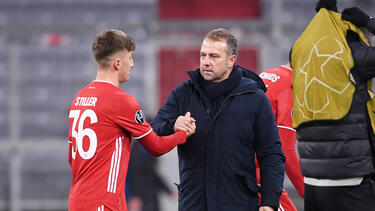 Angelo Stiller und Hansi Flick kennen sich noch aus gemeinsamen Zeiten beim FC Bayern